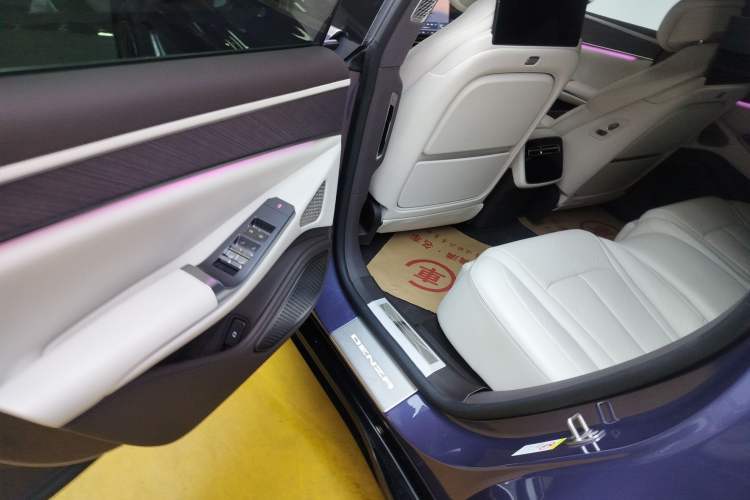 Used Denza Z9 2024 1100 km Four-Wheel Drive Max Version Left Rear Door Interior