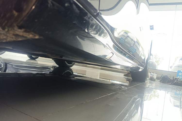 Used Denza Z9 2024 1100 km All-Wheel-Drive Ultra Version Left Side Sill