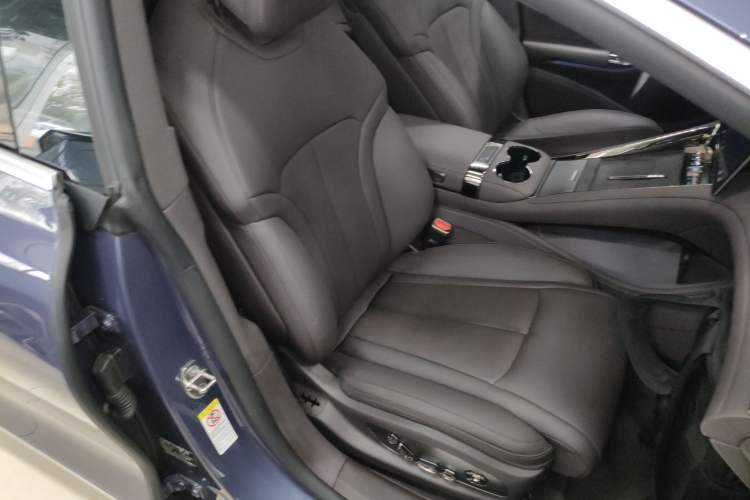 Used Denza Z9 2024 1100 km All-Wheel-Drive Ultra Version Right Front Seat