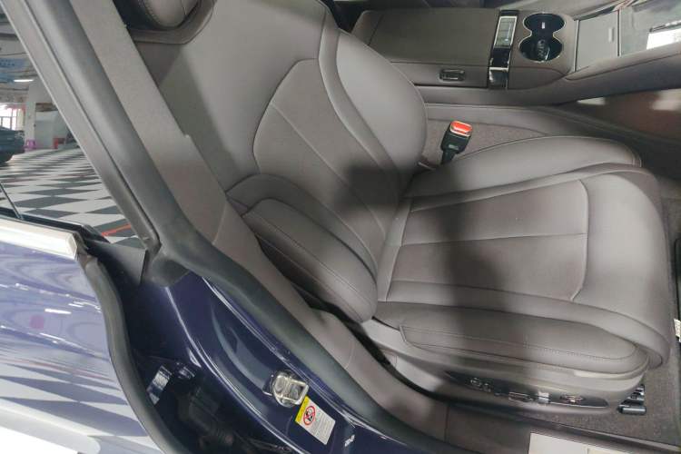 Used Denza Z9 2024 1100 km All-Wheel-Drive Ultra Version Right Front Seat
