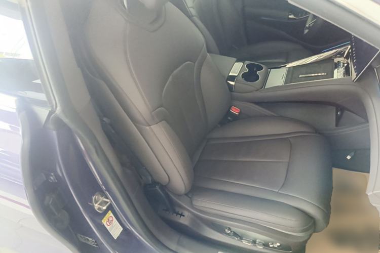 Used Denza Z9 2024 1100 km All-Wheel-Drive Ultra Version Right Front Seat