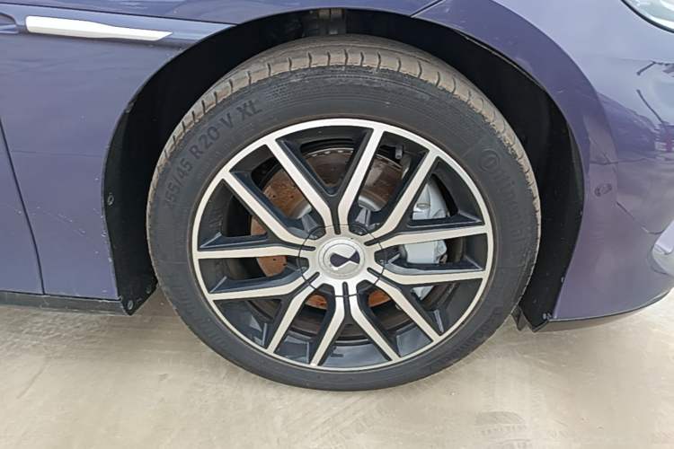 Used Denza Z9 2024 1100 km Four-Wheel Drive Max Version Right Front Wheel Hub