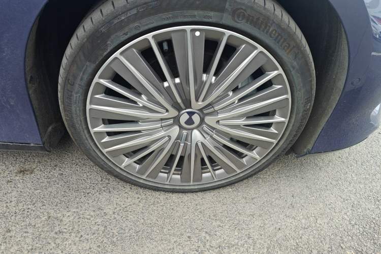 Used Denza Z9 2024 1100 km All-Wheel-Drive Ultra Version Right Front Wheel Hub