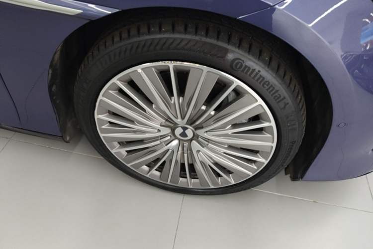Used Denza Z9 2024 1100 km All-Wheel-Drive Ultra Version Right Front Wheel Hub