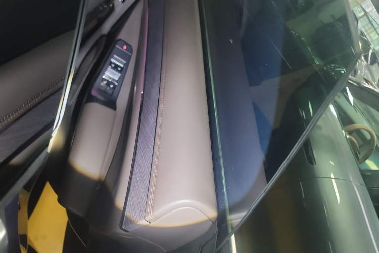 Used Denza Z9 2024 630 km All-Wheel Drive Max Version Right Rear Door Interior