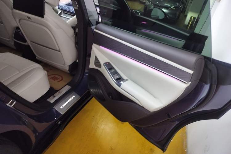 Used Denza Z9 2024 1100 km Four-Wheel Drive Max Version Right Rear Door Interior