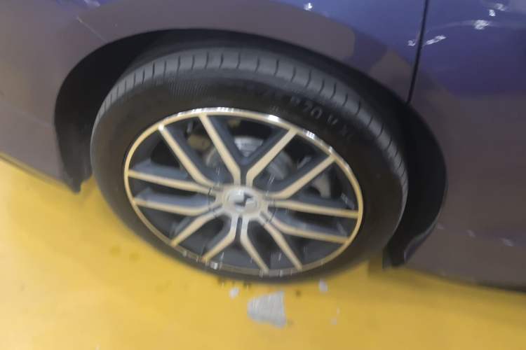 Used Denza Z9 2024 1100 km Four-Wheel Drive Max Version Right Rear Wheel Hub