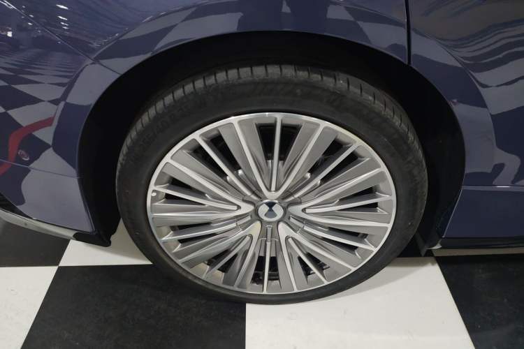 Used Denza Z9 2024 1100 km All-Wheel-Drive Ultra Version Right Rear Wheel Hub