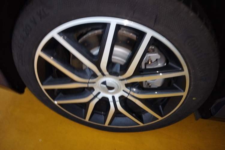Used Denza Z9 2024 1100 km Four-Wheel Drive Max Version Right Rear Wheel Hub