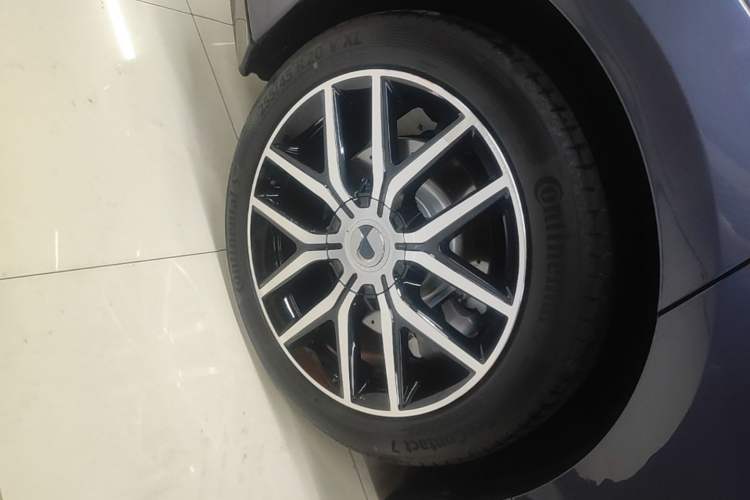 Used Denza Z9 2024 1100 km Four-Wheel Drive Max Version Right Rear Wheel Hub