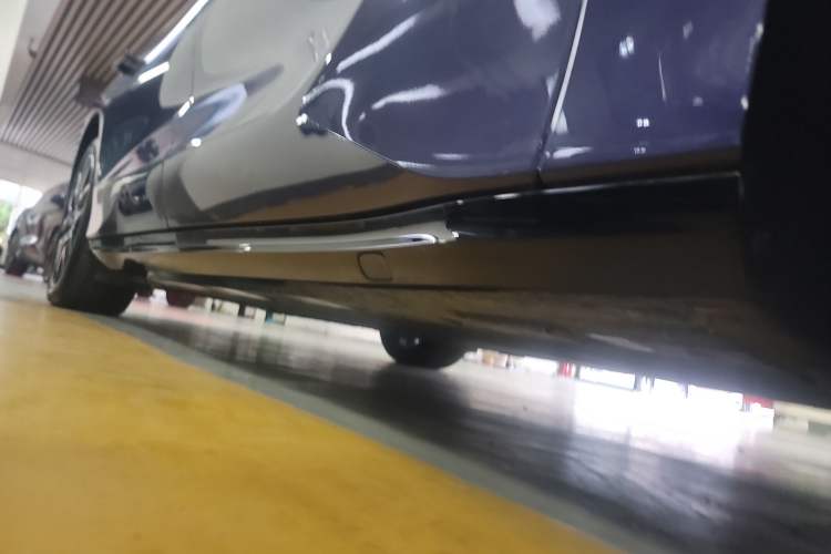 Used Denza Z9 2024 630 km All-Wheel Drive Max Version Right Side Sill