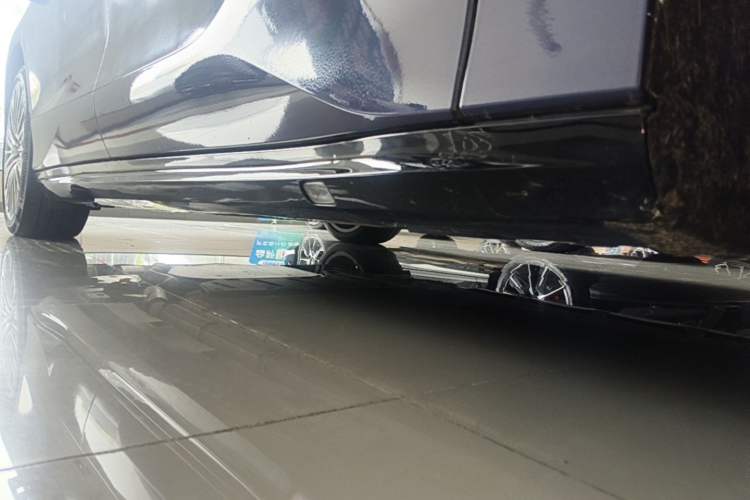 Used Denza Z9 2024 1100 km All-Wheel-Drive Ultra Version Right Side Sill