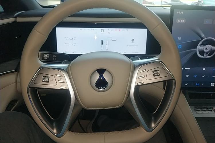 Used Denza Z9 2024 1100 km All-Wheel-Drive Ultra Version Steering Wheel