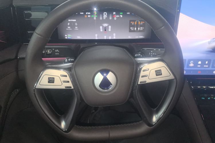 Used Denza Z9 2024 1100 km Four-Wheel Drive Max Version Steering Wheel