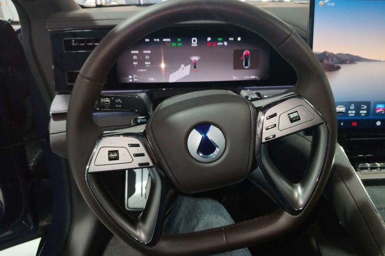 Used Denza Z9 2024 1100 km All-Wheel-Drive Ultra Version Steering Wheel