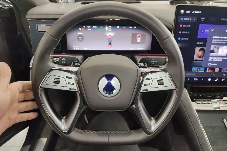 Used Denza Z9 2024 1100 km Four-Wheel Drive Max Version Steering Wheel