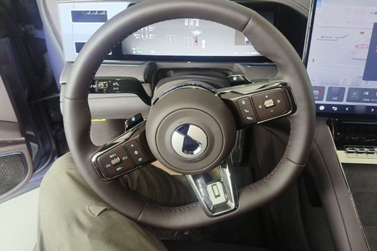Used Denza Z9 2024 1100 km All-Wheel-Drive Ultra Version Steering Wheel