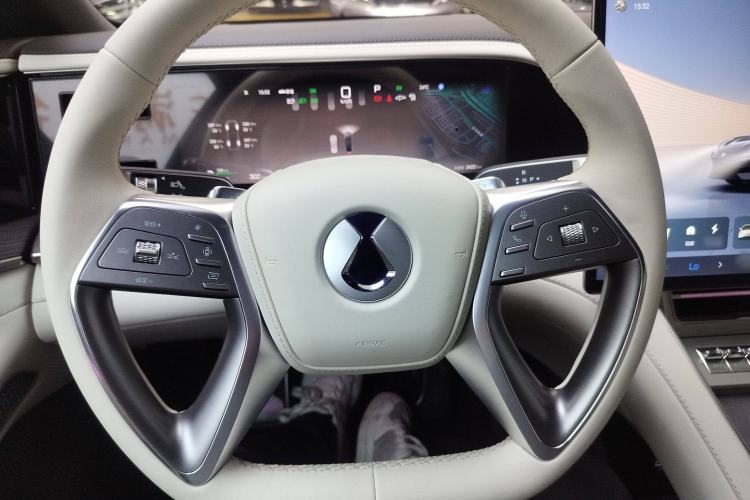Used Denza Z9 2024 1100 km Four-Wheel Drive Max Version Steering Wheel