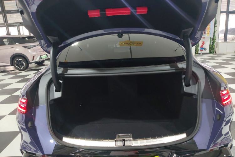 Used Denza Z9 2024 1100 km All-Wheel-Drive Ultra Version Trunk