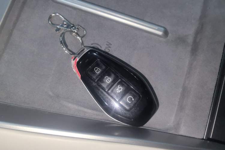 Used Denza Z9 2024 1100 km Four-Wheel Drive Max Version Vehicle Key