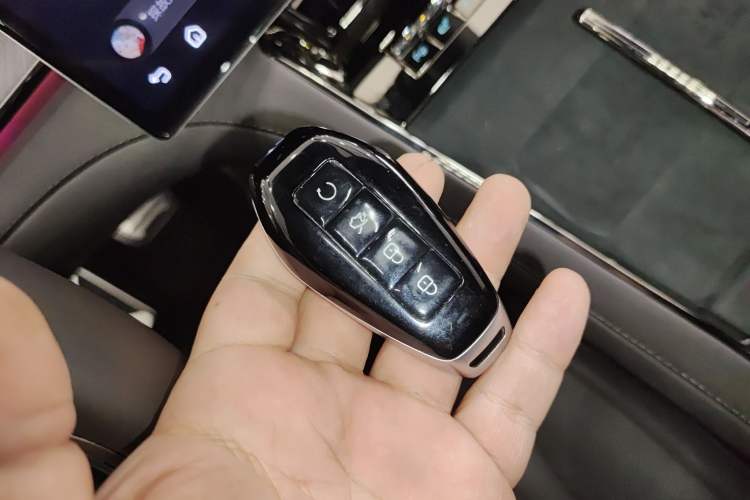 Used Denza Z9 2024 1100 km Four-Wheel Drive Max Version Vehicle Key