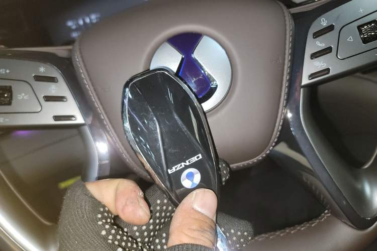 Used Denza Z9 2024 1100 km Four-Wheel Drive Max Version Vehicle Key
