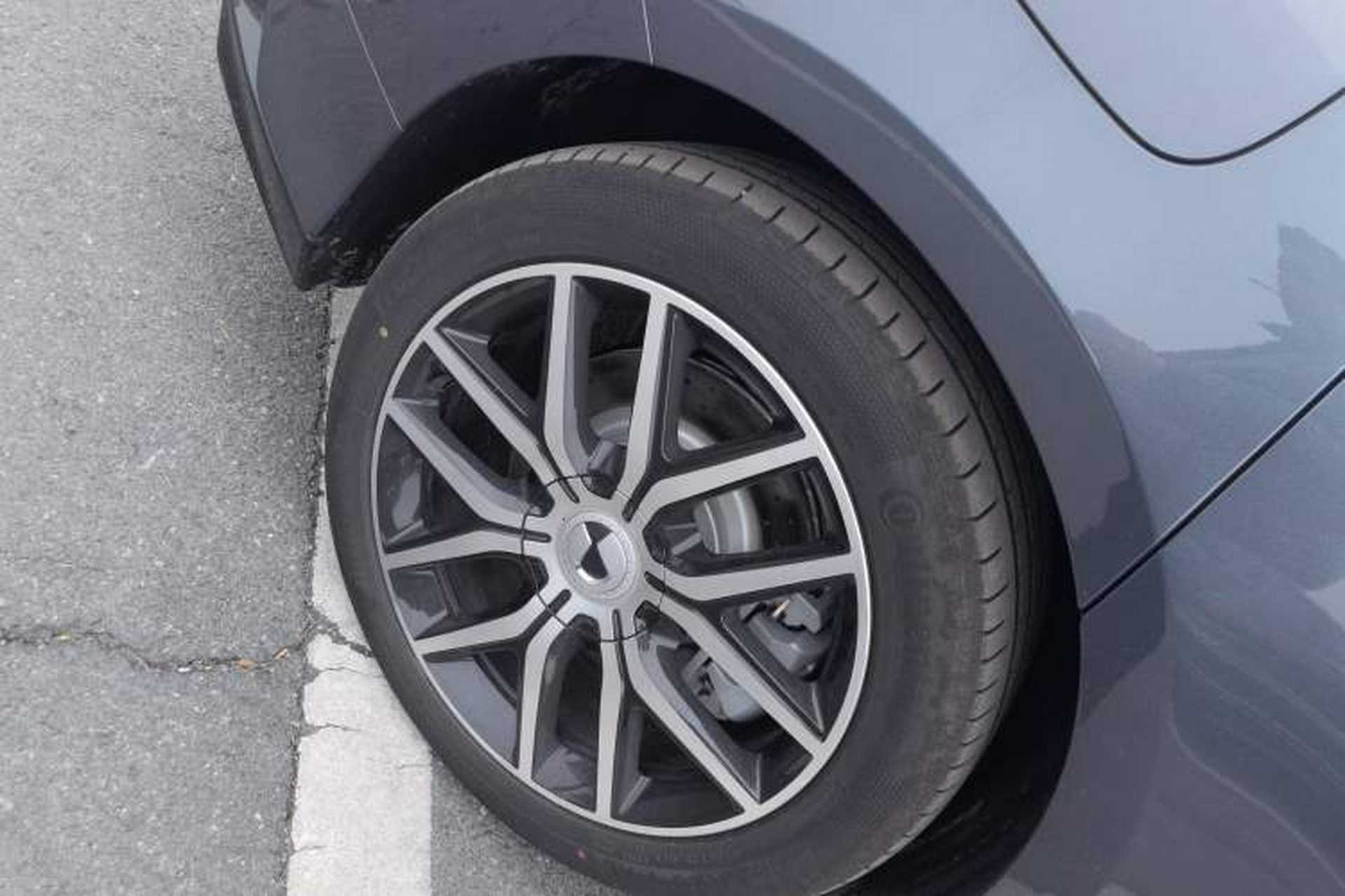 Used Denza Z9 2024 1100 km Four-Wheel Drive Max Version Right Rear Wheel Hub