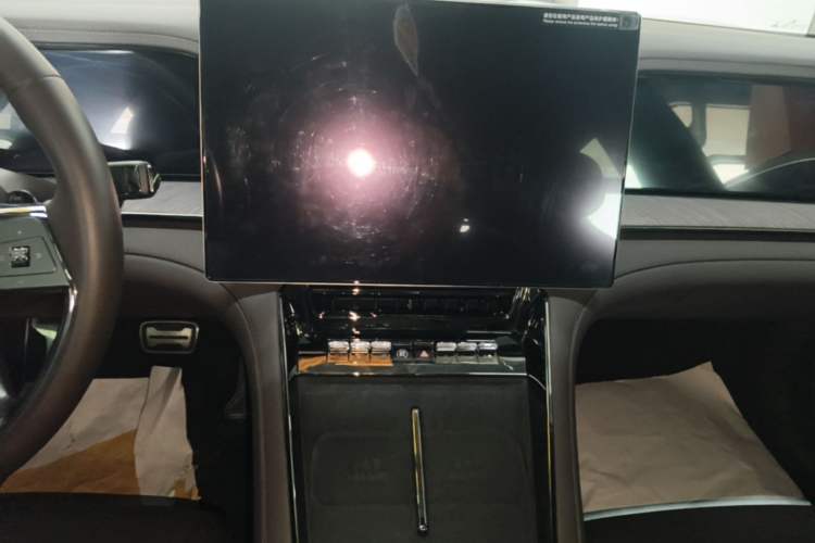 Used Denza Z9 2024 1100 km All-Wheel-Drive Ultra Version Audio And AC Panel