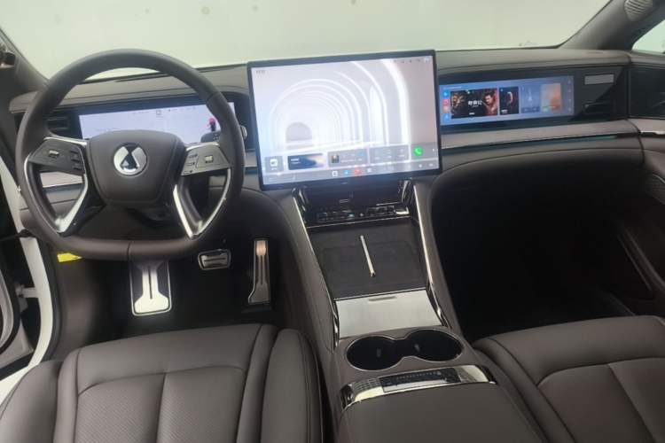 Used Denza Z9 2024 1100 km Four-Wheel Drive Max Version Center Console