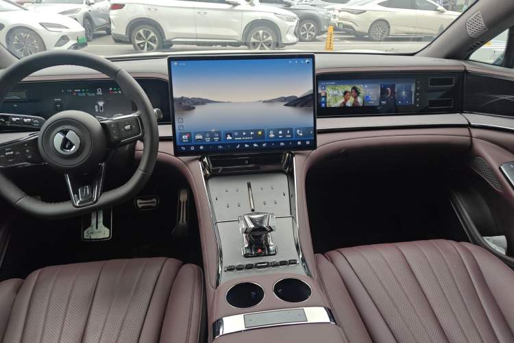 Used Denza Z9 2024 1100 km All-Wheel-Drive Ultra Version Center Console
