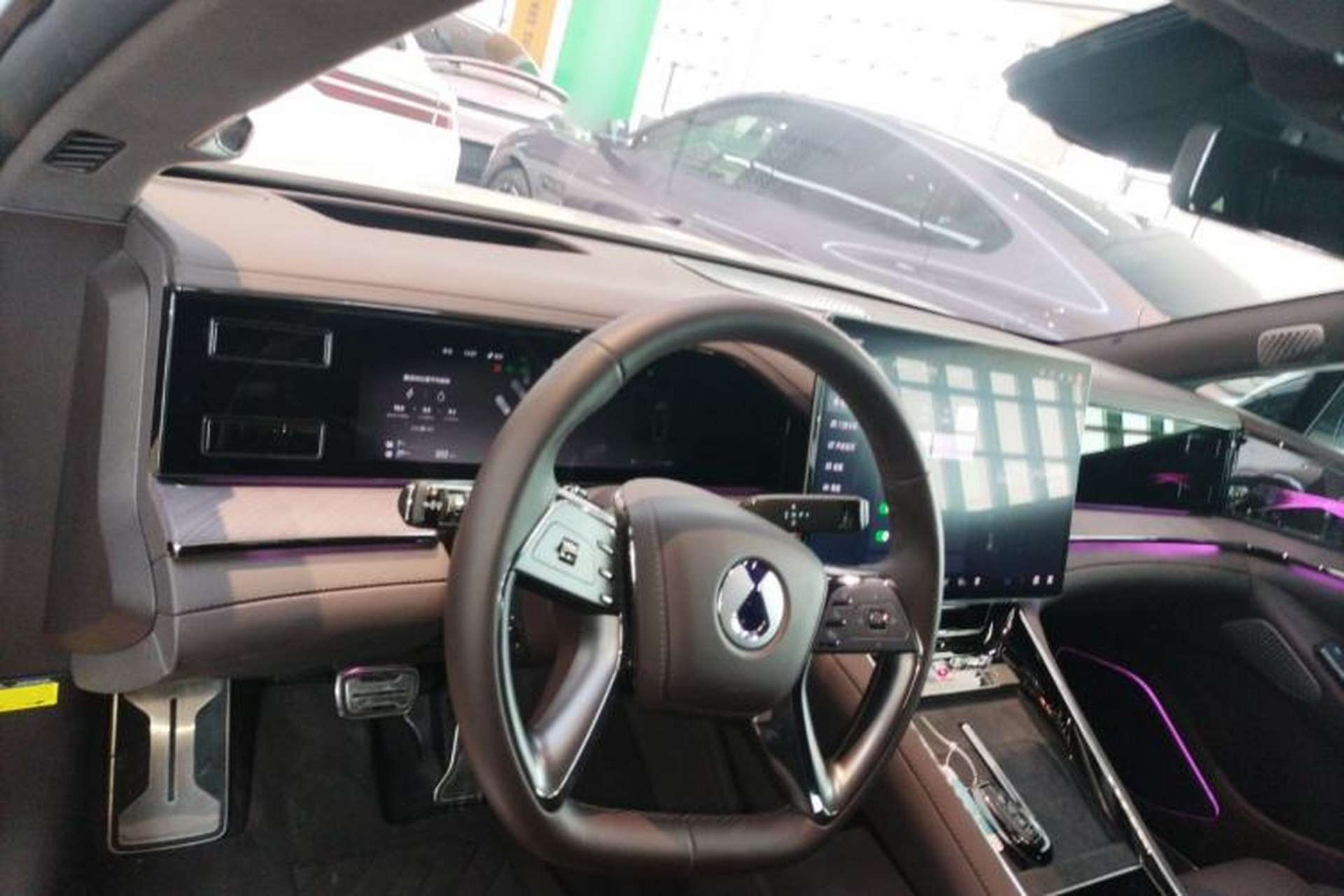 Used Denza Z9 2024 1100 km All-Wheel-Drive Ultra Version Center Console