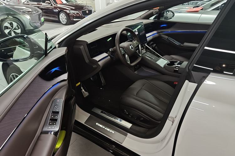 Used Denza Z9 2024 1100 km Four-Wheel Drive Max Version Driver Seat