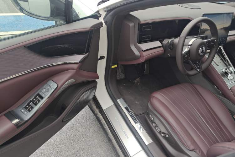 Used Denza Z9 2024 1100 km All-Wheel-Drive Ultra Version Driver Seat