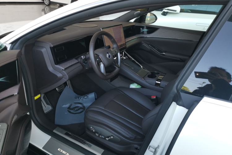 Used Denza Z9 2024 1100 km Four-Wheel Drive Max Version Driver Seat