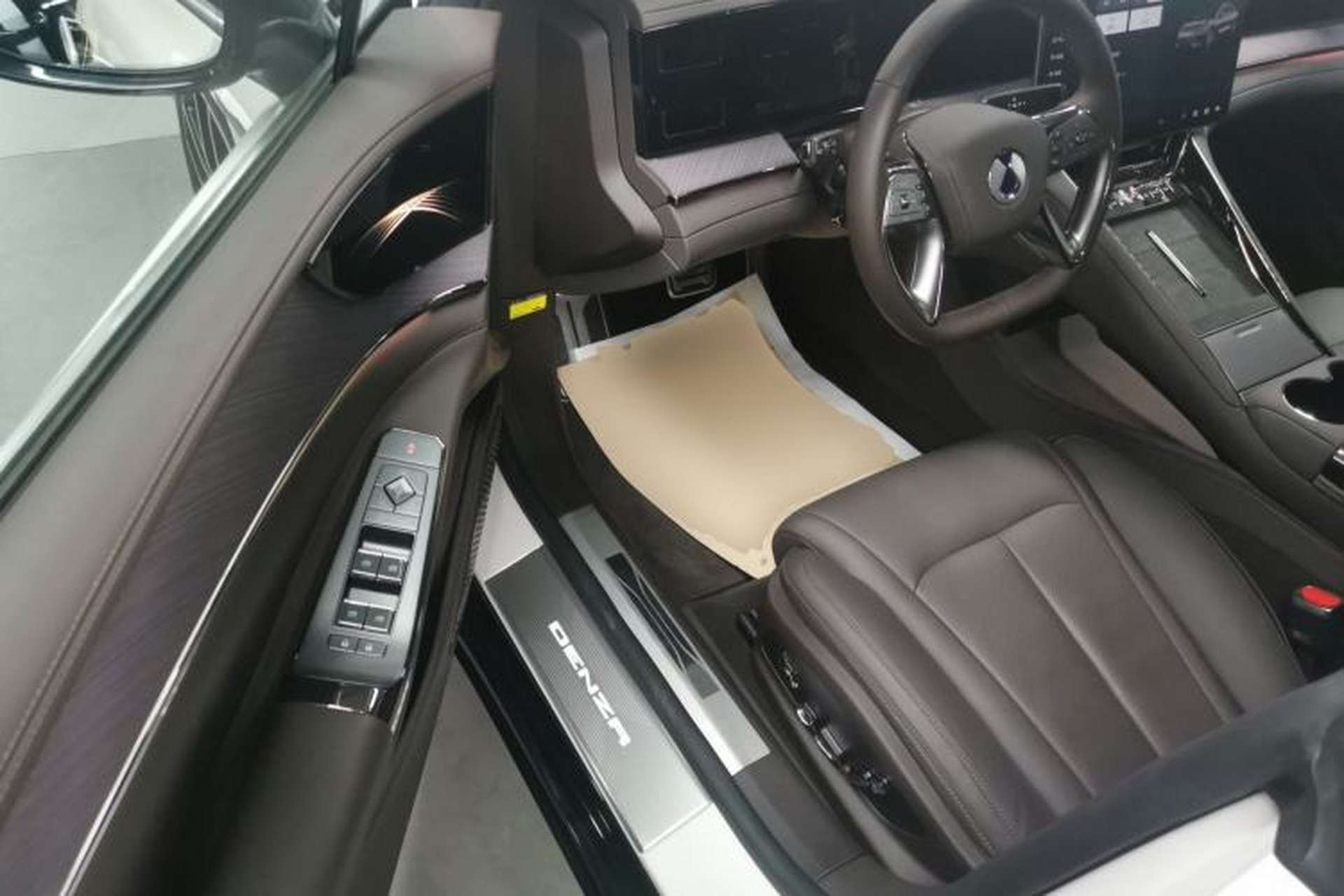 Used Denza Z9 2024 1100 km Four-Wheel Drive Max Version Driver Seat