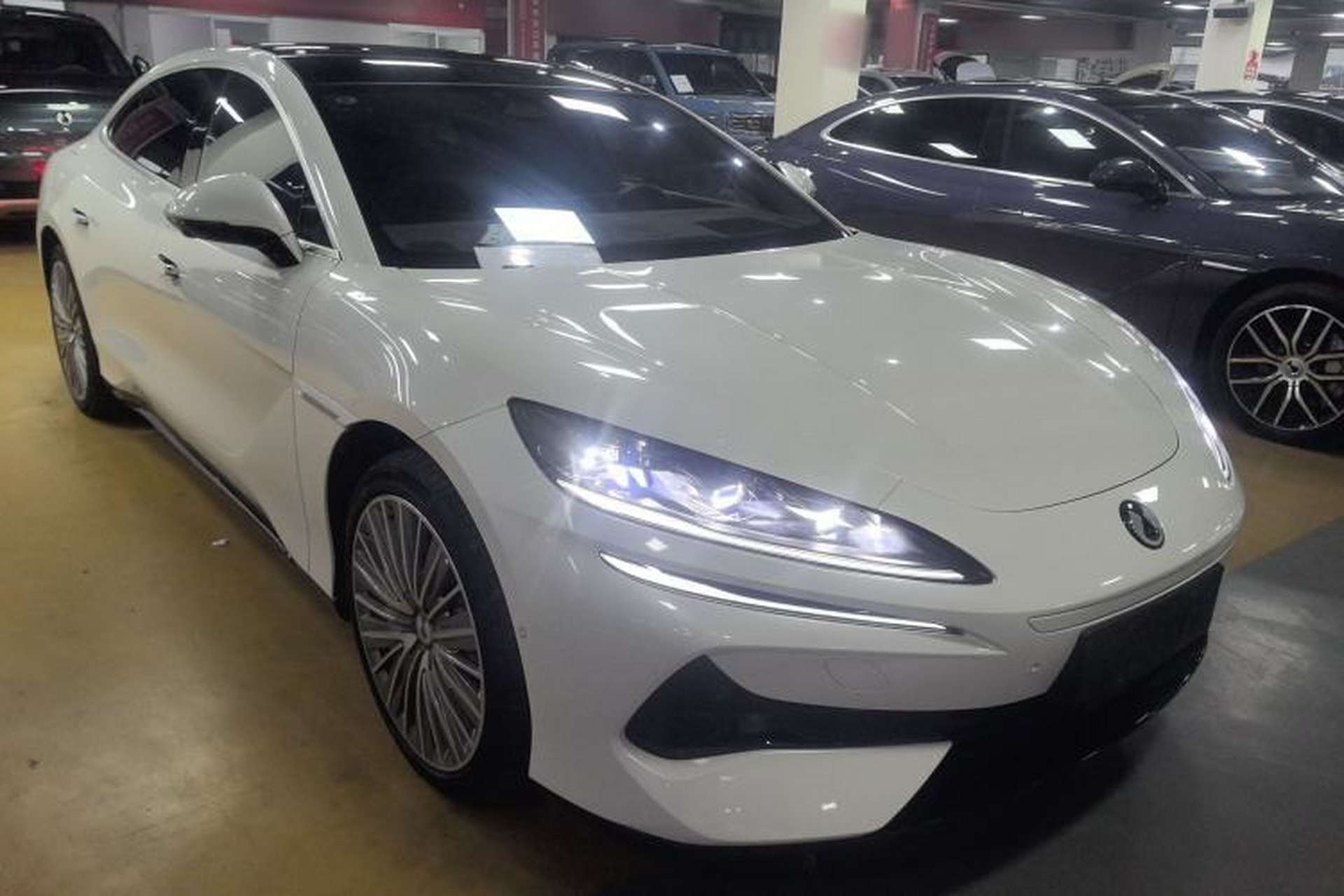Used Denza Z9 2024 1100 km All-Wheel-Drive Ultra Version Exterior 2