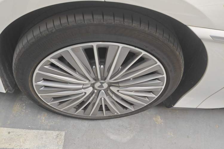 Used Denza Z9 2024 1100 km All-Wheel-Drive Ultra Version Exterior 4