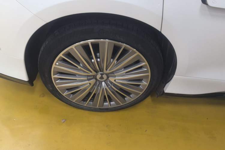 Used Denza Z9 2024 1100 km All-Wheel-Drive Ultra Version Exterior 8