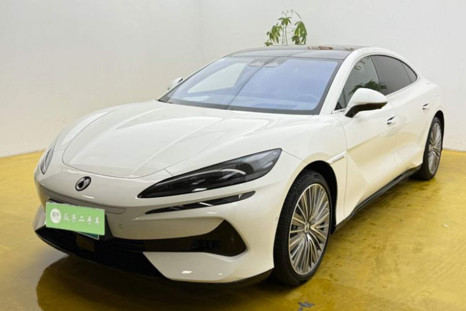 Used Denza Z9 2024 1100 km All-Wheel-Drive Ultra Version Front Left 45 Deg