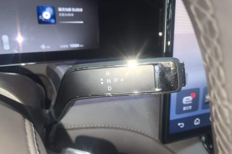 Used Denza Z9 2024 1100 km All-Wheel-Drive Ultra Version Gear Lever