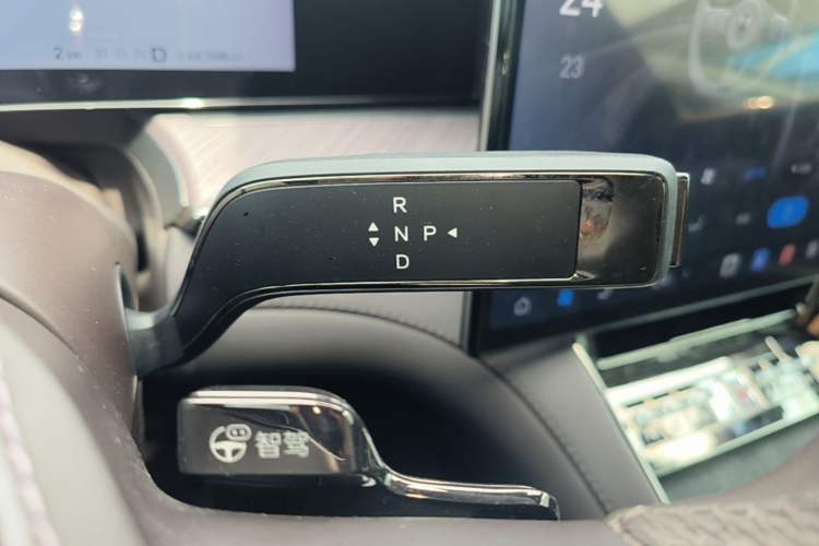 Used Denza Z9 2024 1100 km Four-Wheel Drive Max Version Gear Lever