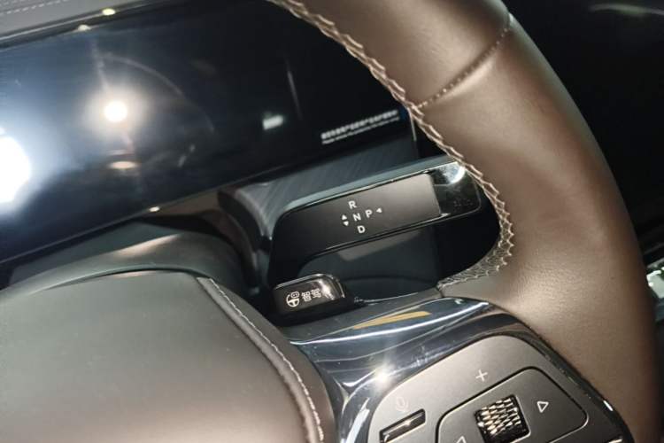 Used Denza Z9 2024 1100 km All-Wheel-Drive Ultra Version Gear Lever