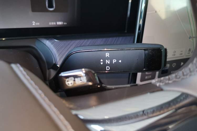 Used Denza Z9 2024 1100 km Four-Wheel Drive Max Version Gear Lever