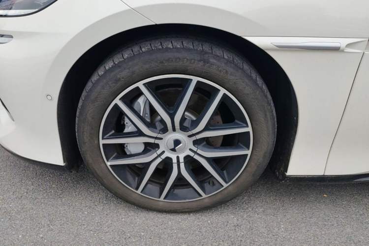 Used Denza Z9 2024 1100 km Four-Wheel Drive Max Version Left Front Wheel Hub