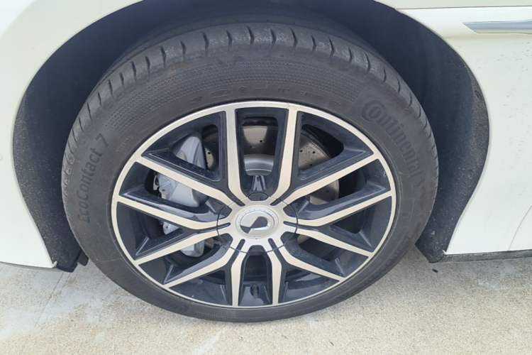 Used Denza Z9 2024 1100 km Four-Wheel Drive Max Version Left Front Wheel Hub