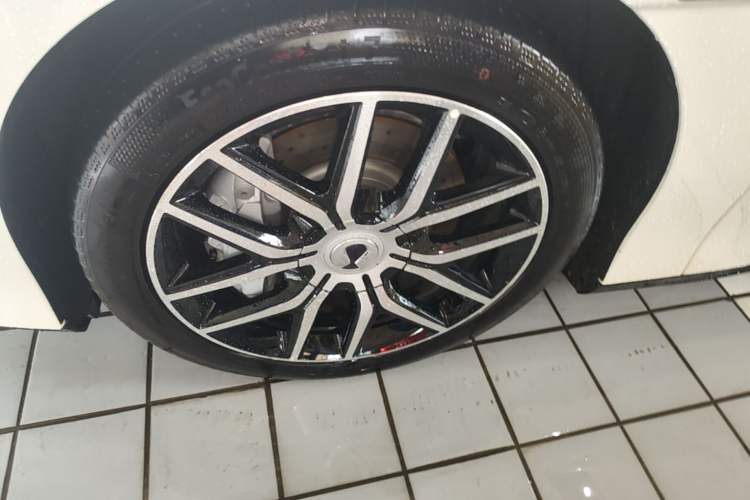 Used Denza Z9 2024 1100 km Four-Wheel Drive Max Version Left Front Wheel Hub