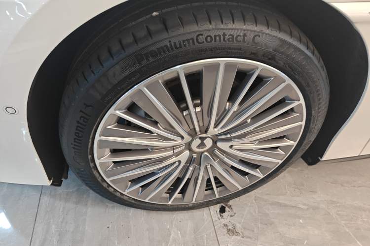 Used Denza Z9 2024 1100 km All-Wheel-Drive Ultra Version Left Front Wheel Hub