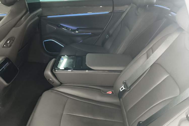 Used Denza Z9 2024 1100 km All-Wheel-Drive Ultra Version Left Rear Seat