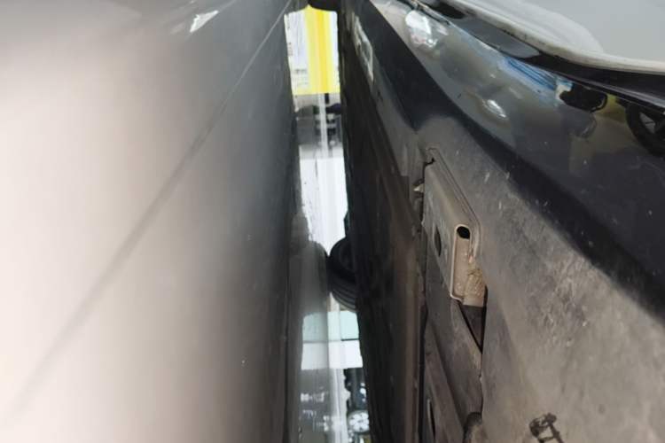 Used Denza Z9 2024 1100 km All-Wheel-Drive Ultra Version Left Side Sill