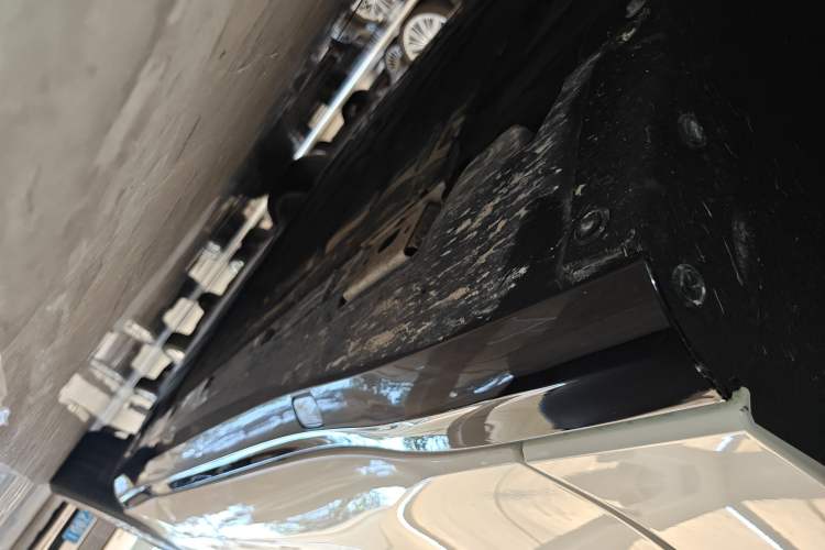 Used Denza Z9 2024 1100 km All-Wheel-Drive Ultra Version Left Side Sill